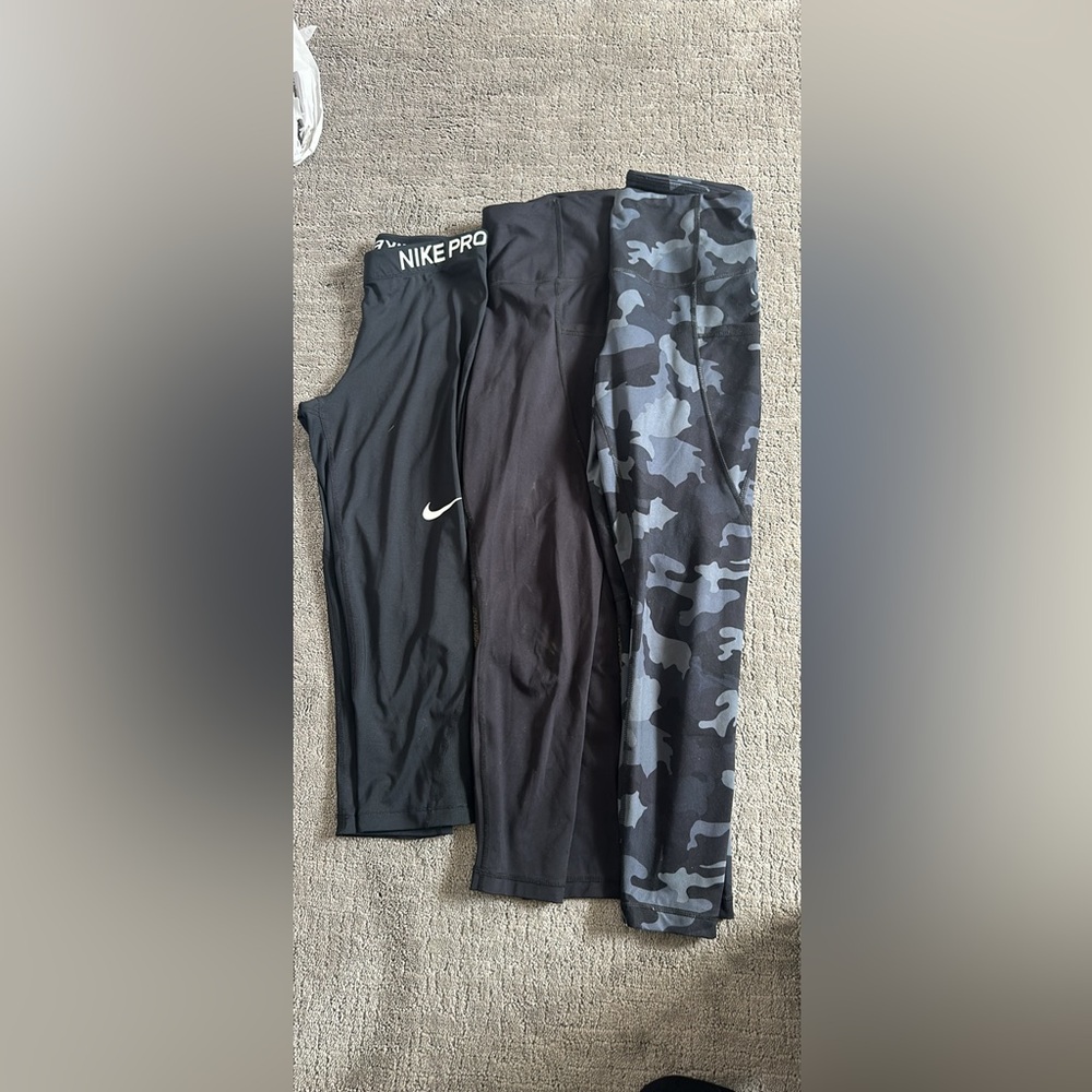 Two pair yogalicious medium, one pair, Nike medium capris .
￼
